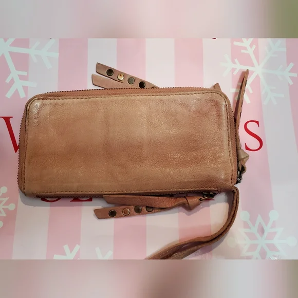 Free People Vegan Wallet Distressed - Picture 2 of 8